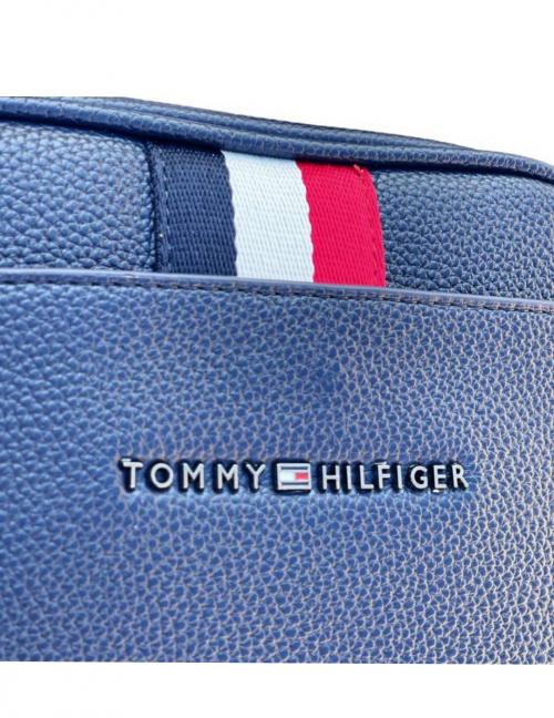 شنطة كتف كروس ماركة Tommy Hilfiger بتصميم عملي وأنيق، مصنوعة من خامة الجلد عالية الجودة وسهلة التنظيف. الشنطة مزودة بدراع قابل للتعديل