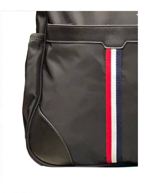 شنطة ظهر ماركة TOMMY HILFIGER مصنوعه من الوتربروف سوستة رئيسية وسوستة فرعية و2جيب جانبين الشنطة مبطنة من الداخل وسوستة معدن للمتانة.