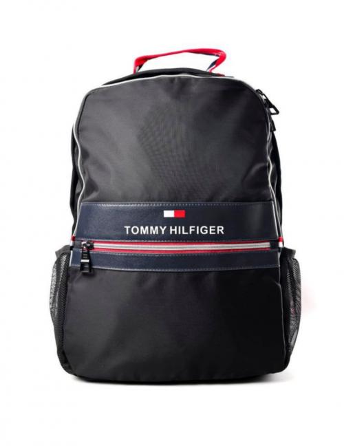 شنطة ظهر ماركة TOMMY HILFIGER مصنوعه من قماش أكسفورد 2 سوستة رئيسية وسوستة فرعية و2جيب جانبين الشنطة مبطنة من الداخل وسوستة معدن للمتانة.