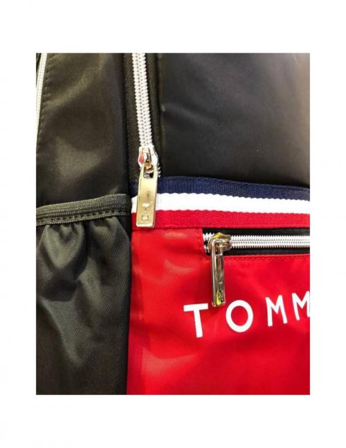 شنطة ظهر ماركة TOMMY HILFIGER مصنوعه من قماش أكسفورد 2 سوستة رئيسية وسوستة فرعية و2جيب جانبين الشنطة مبطنة من الداخل وسوستة معدن للمتانة.