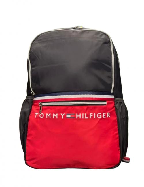 شنطة ظهر ماركة TOMMY HILFIGER مصنوعه من قماش أكسفورد 2 سوستة رئيسية وسوستة فرعية و2جيب جانبين الشنطة مبطنة من الداخل وسوستة معدن للمتانة.