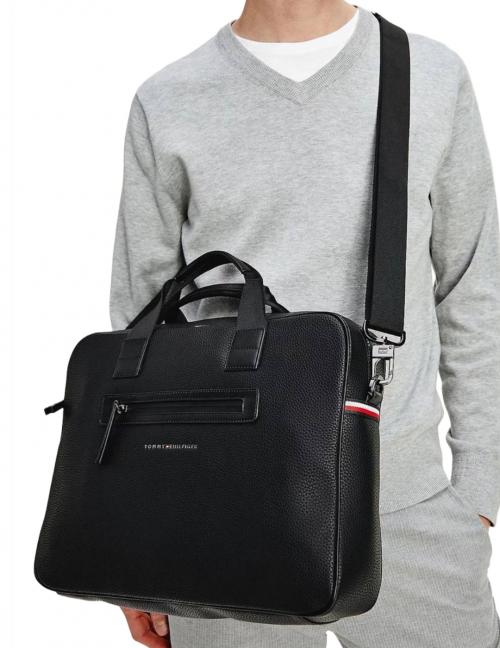 شنطة الاب توب ماركة tommy مصنوعه من الجلد مع سوستة رئيسية كبيرة مقسمة من الداخل بمكان مخصص للاب توب مدعم ببابلز و2 سوست فرعية ويد علوية مبطنه مع دراع قابل للتعديل