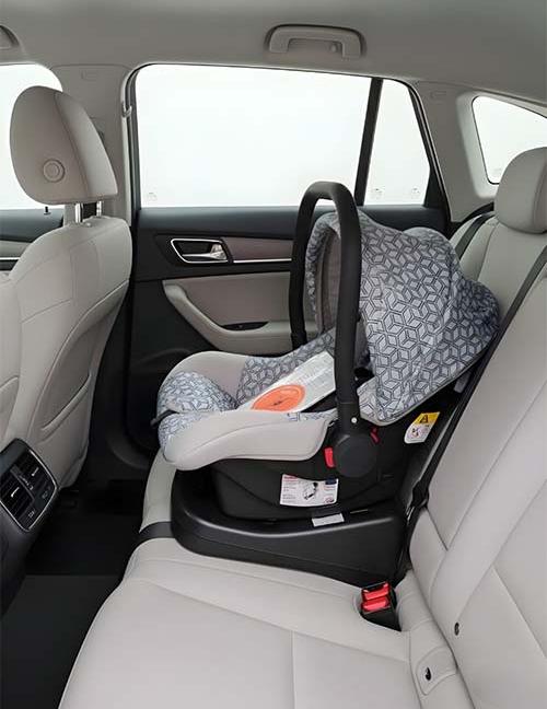 كارسيت يمفرش جراكو للأطفال (Gracco By Gomaa) - كرسي سيارة آمن ومريح لحديثي الولادة مع مظلة واقية