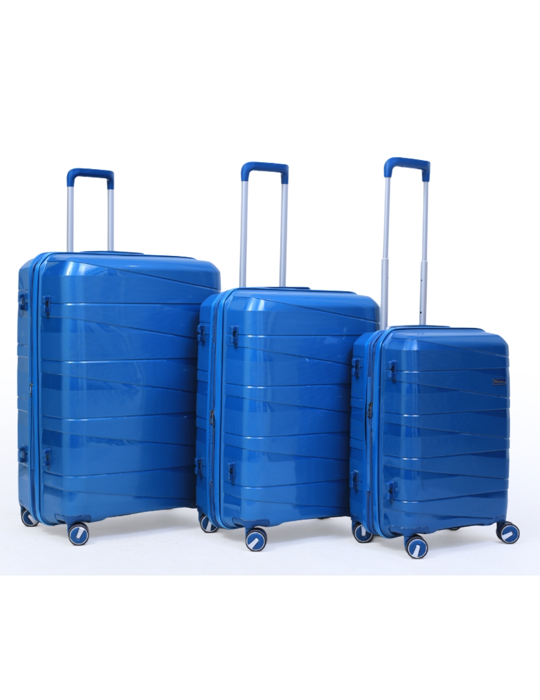 طقم شنط سفر ضد الكسر ماركة ميلانو مصنوع من مادة (Polycarbonate) مكون من ثلاث مقاسات مع سوستة رئيسية كبيرة وسوستة